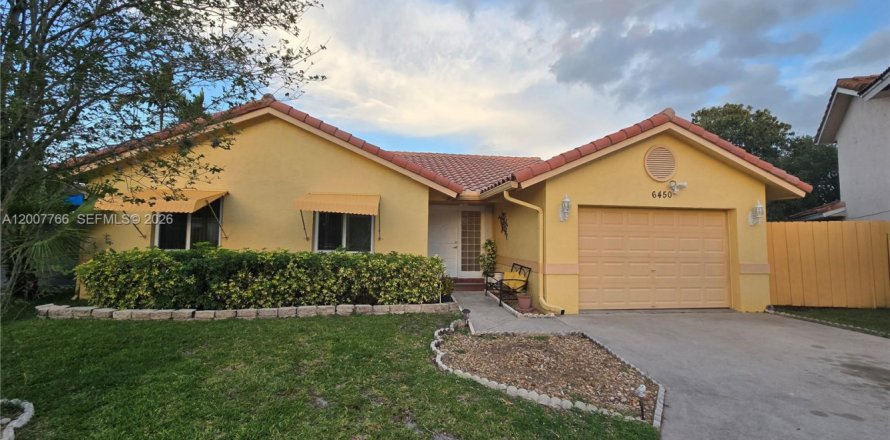 House in Plantation, Florida 3 bedrooms, 145.95 sq.m. № 2071688