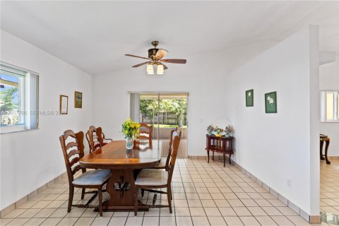 House in Plantation, Florida 3 bedrooms, 145.95 sq.m. № 2071688 - photo 12