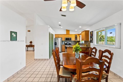 House in Plantation, Florida 3 bedrooms, 145.95 sq.m. № 2071688 - photo 9