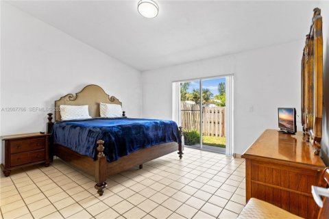 House in Plantation, Florida 3 bedrooms, 145.95 sq.m. № 2071688 - photo 19