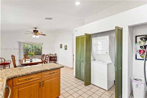 House in Plantation, Florida 3 bedrooms, 145.95 sq.m. № 2071688 - photo 16