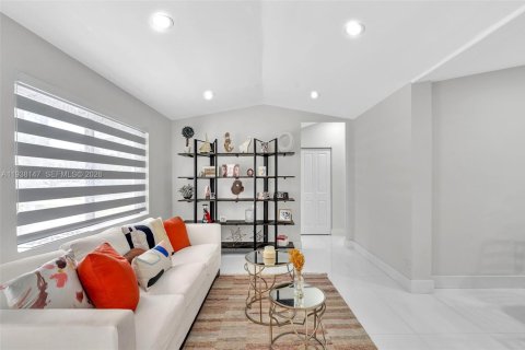 Villa ou maison à vendre à North Miami, Floride: 4 chambres, 160.16 m2 № 1996391 - photo 11