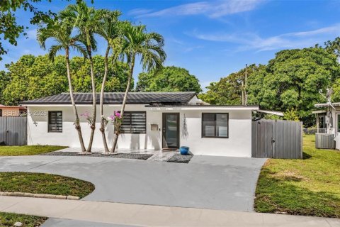 Villa ou maison à vendre à North Miami, Floride: 4 chambres, 160.16 m2 № 1996391 - photo 3