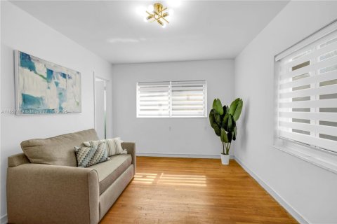 House in Coral Gables, Florida 3 bedrooms, 170.1 sq.m. № 1977910 - photo 14