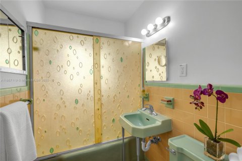 House in Coral Gables, Florida 3 bedrooms, 170.1 sq.m. № 1977910 - photo 23