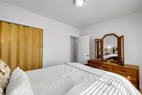 House in Coral Gables, Florida 3 bedrooms, 170.1 sq.m. № 1977910 - photo 16