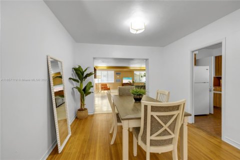 House in Coral Gables, Florida 3 bedrooms, 170.1 sq.m. № 1977910 - photo 4