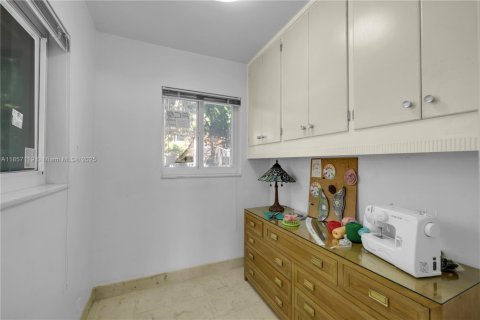 House in Coral Gables, Florida 3 bedrooms, 170.1 sq.m. № 1977910 - photo 21