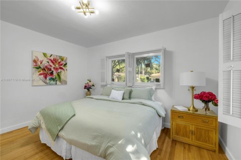 House in Coral Gables, Florida 3 bedrooms, 170.1 sq.m. № 1977910 - photo 13