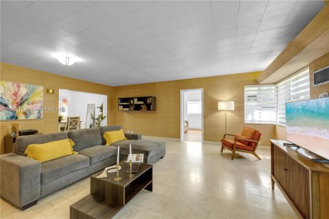 House in Coral Gables, Florida 3 bedrooms, 170.1 sq.m. № 1977910 - photo 7