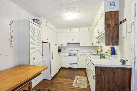 House in Zephyrhills, Florida 4 bedrooms, 144.93 sq.m. № 2095763 - photo 8