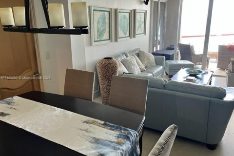 Снять в аренду кондоминиум в Майами-Бич, Флорида 2 спальни, 94.76м2, № 1957668 - фото 2