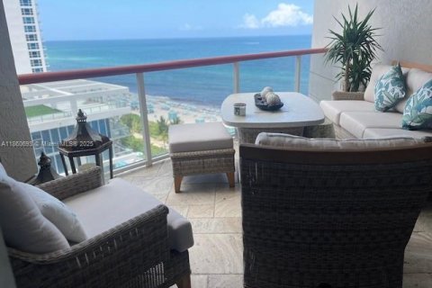 Снять в аренду кондоминиум в Майами-Бич, Флорида 2 спальни, 94.76м2, № 1957668 - фото 1