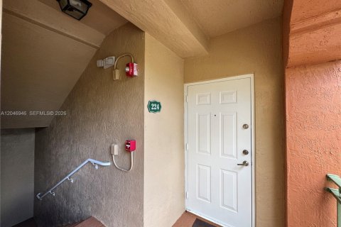 Снять в аренду кондоминиум в Дорал, Флорида 3 спальни, 118.08м2, № 2244752 - фото 2