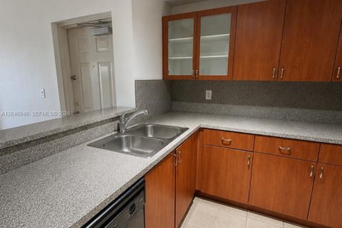 Снять в аренду кондоминиум в Дорал, Флорида 3 спальни, 118.08м2, № 2244752 - фото 4