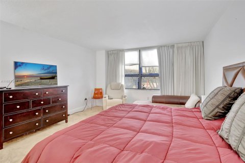 Condo in Bal Harbour, Florida, 2 bedrooms  № 1936147 - photo 23