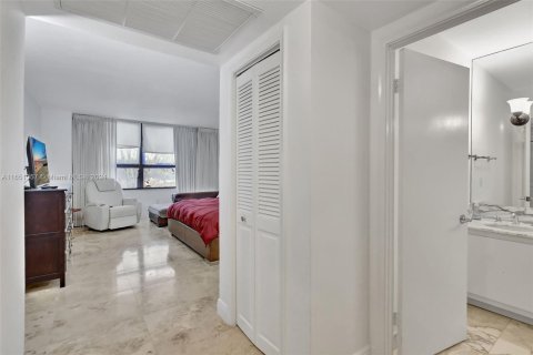 Condo in Bal Harbour, Florida, 2 bedrooms  № 1936147 - photo 18
