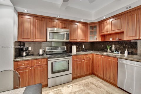 Condo in Bal Harbour, Florida, 2 bedrooms  № 1936147 - photo 16