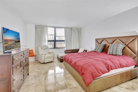 Condo in Bal Harbour, Florida, 2 bedrooms  № 1936147 - photo 19