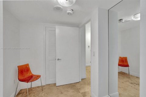 Condo in Bal Harbour, Florida, 2 bedrooms  № 1936147 - photo 24