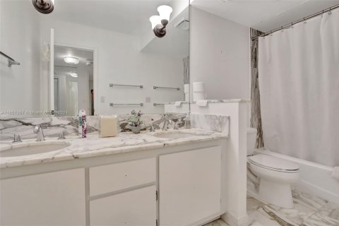 Condo in Bal Harbour, Florida, 2 bedrooms  № 1936147 - photo 25