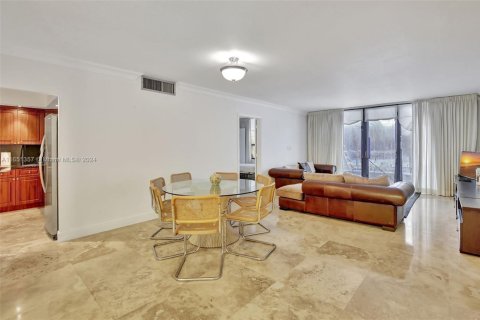Condo in Bal Harbour, Florida, 2 bedrooms  № 1936147 - photo 4