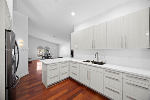 House in Palm Beach, Florida 4 bedrooms, 251.02 sq.m. № 2069029 - photo 8