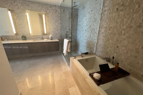 Condominio en alquiler en Miami, Florida, 2 dormitorios, 130.06 m2 № 2011831 - foto 4