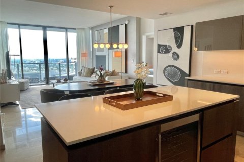 Condo in Miami, Florida, 2 bedrooms  № 2011831 - photo 30