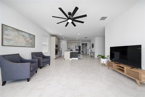 House in Clermont, Florida 4 bedrooms, 268.02 sq.m. № 1740957 - photo 14