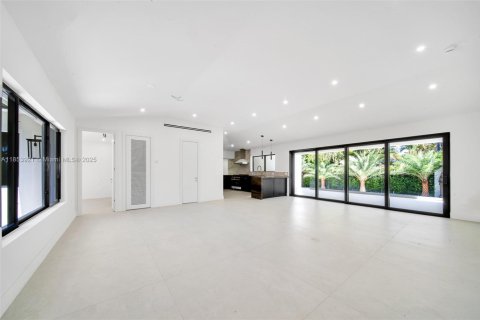 Casa en venta en Miami, Florida, 4 dormitorios, 209.12 m2 № 1892655 - foto 29