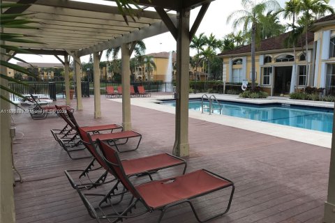 Condominio en alquiler en Pembroke Pines, Florida, 1 dormitorio, 73.67 m2 № 1948016 - foto 1