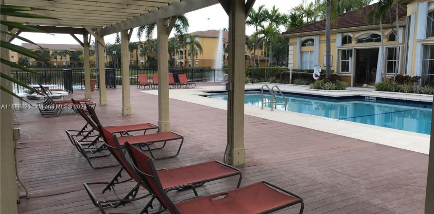 Condominio en Pembroke Pines, Florida, 1 dormitorio  № 1948016