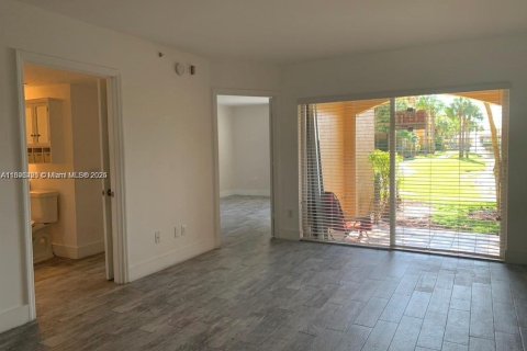 Condominio en alquiler en Pembroke Pines, Florida, 1 dormitorio, 73.67 m2 № 1948016 - foto 7