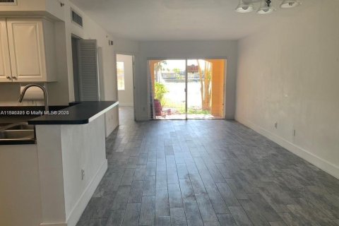 Condominio en alquiler en Pembroke Pines, Florida, 1 dormitorio, 73.67 m2 № 1948016 - foto 6