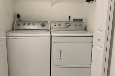 Condominio en alquiler en Pembroke Pines, Florida, 1 dormitorio, 73.67 m2 № 1948016 - foto 26