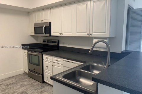 Condominio en alquiler en Pembroke Pines, Florida, 1 dormitorio, 73.67 m2 № 1948016 - foto 2