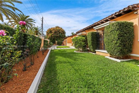 House in Coral Gables, Florida 4 bedrooms, 246.56 sq.m. № 1811735 - photo 10
