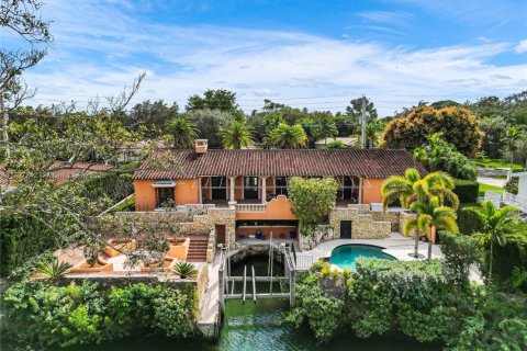 House in Coral Gables, Florida 4 bedrooms, 246.56 sq.m. № 1811735 - photo 1