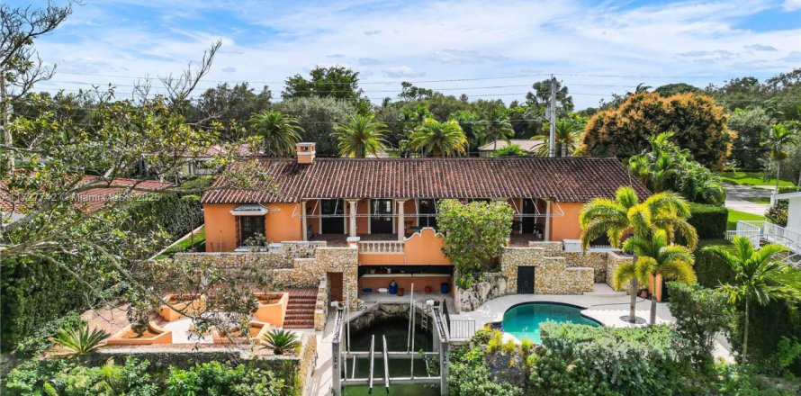 House in Coral Gables, Florida 4 bedrooms, 246.56 sq.m. № 1811735