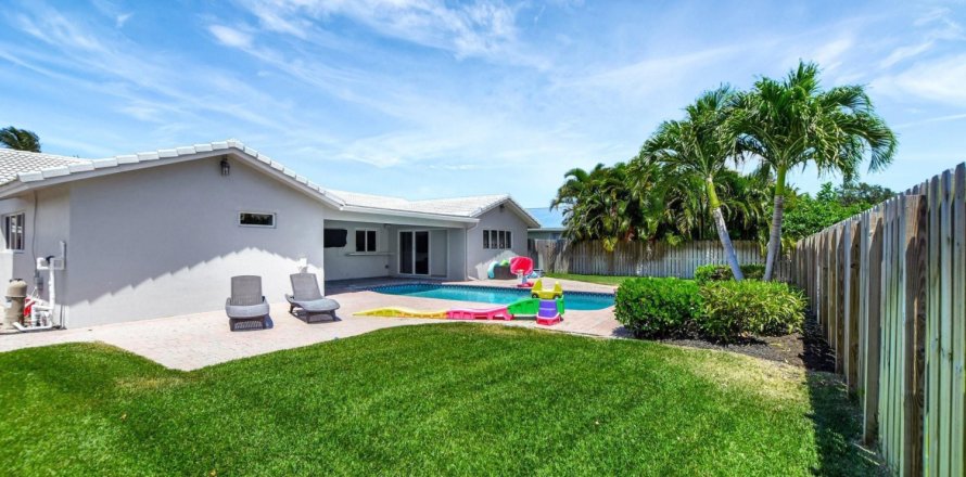 House in Boca Raton, Florida 3 bedrooms, 176.33 sq.m. № 1163133