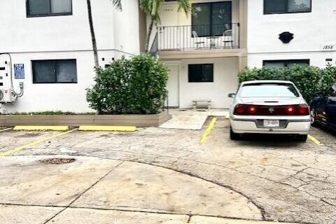 Propiedad comercial en alquiler en Hollywood, Florida, 3 habitaciones, 22.58 m2 № 2245618 - foto 2