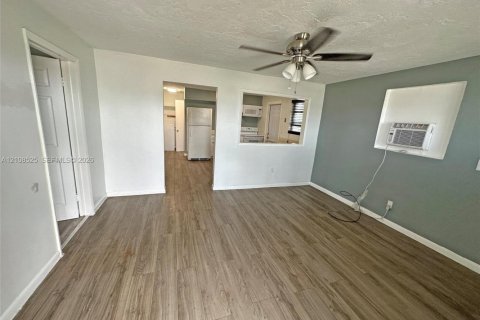 Commercial property in Boynton Beach, Florida 130.06 sq.m. № 2430237 - photo 2