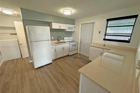 Commercial property in Boynton Beach, Florida 130.06 sq.m. № 2430237 - photo 10