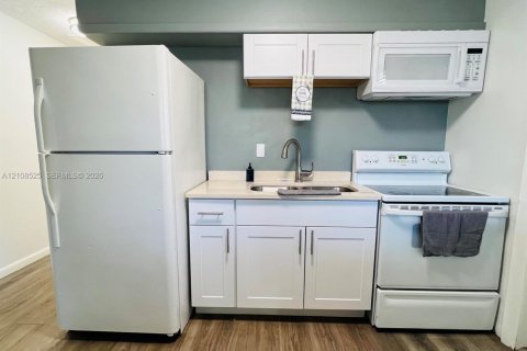 Commercial property in Boynton Beach, Florida 130.06 sq.m. № 2430237 - photo 9