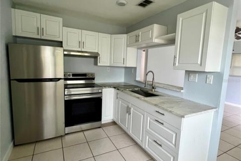 Villa ou maison à louer à New Port Richey, Floride: 3 chambres, 76.92 m2 № 2385890 - photo 12