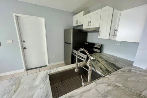Villa ou maison à louer à New Port Richey, Floride: 3 chambres, 76.92 m2 № 2385890 - photo 4