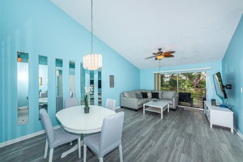 Condo in Saint Petersburg, Florida, 2 bedrooms  № 225464 - photo 4