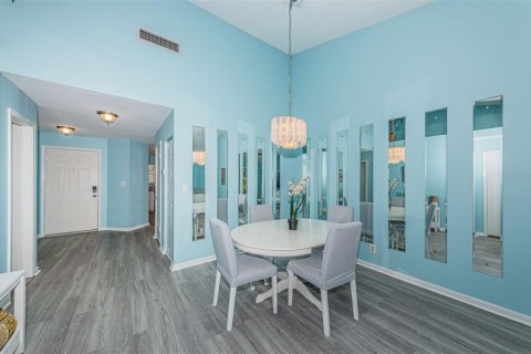 Condo in Saint Petersburg, Florida, 2 bedrooms  № 225464 - photo 5