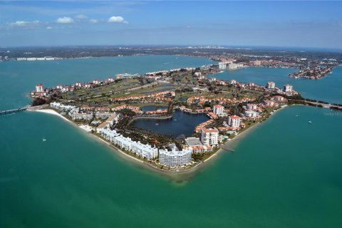 Condo in Saint Petersburg, Florida, 2 bedrooms  № 225464 - photo 20